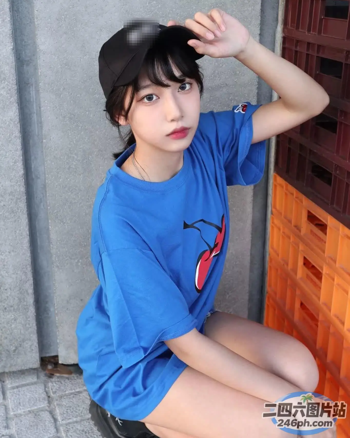 戴着帽子坐在凳子上的阿拉菲德亚洲妇女