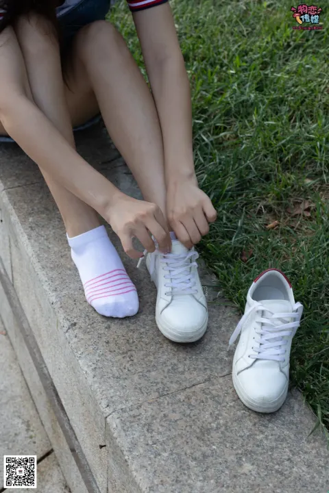 阿拉伯人穿着一双白鞋坐在路边