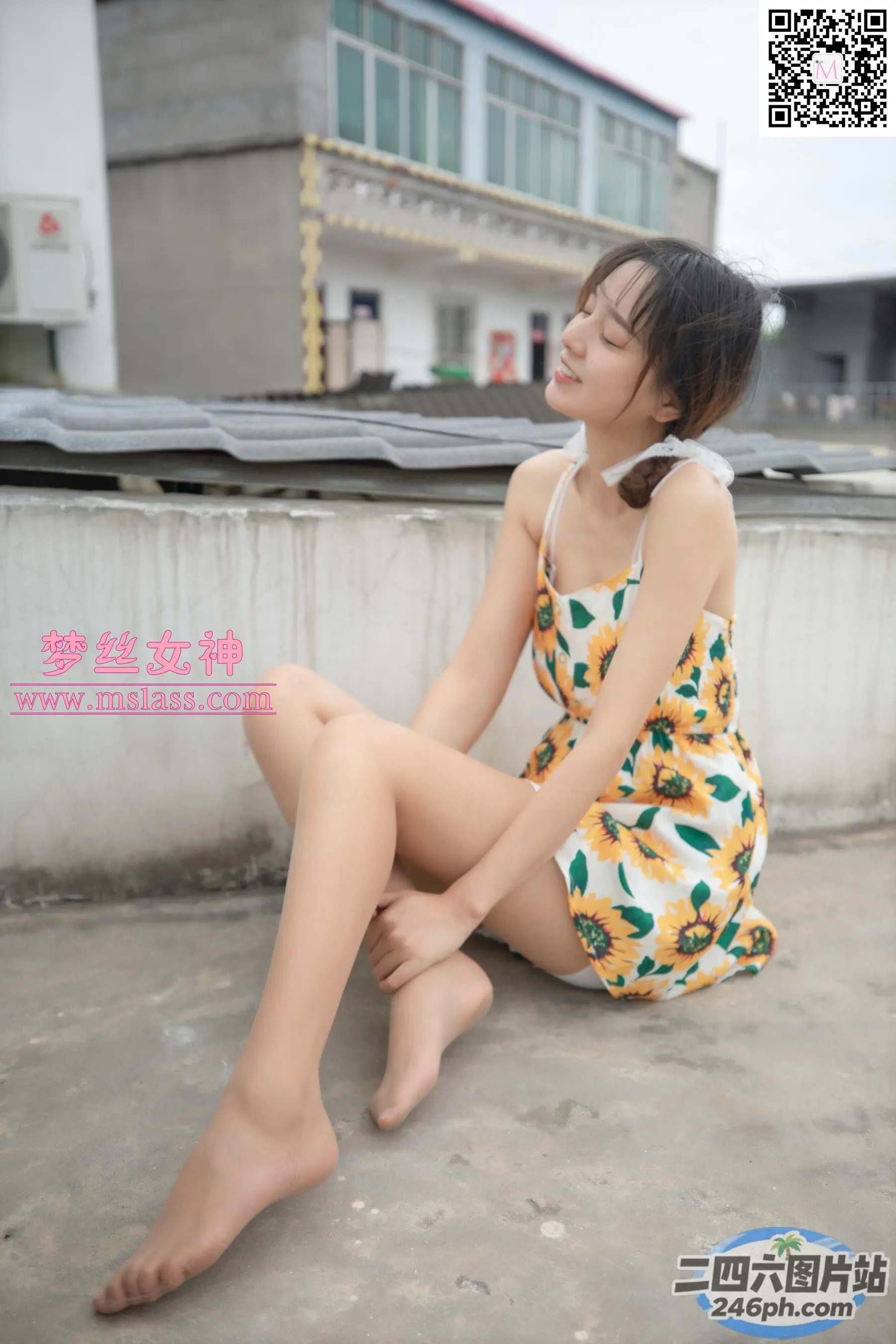 一个女人坐在墙上，双腿交叉的特写