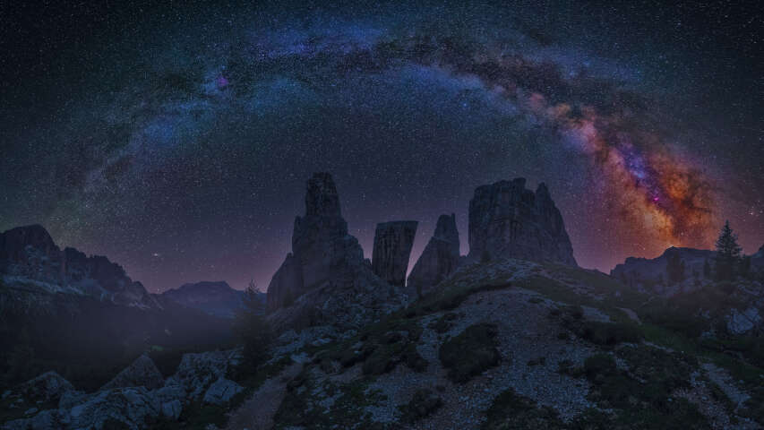 星空，山脉和乳白色