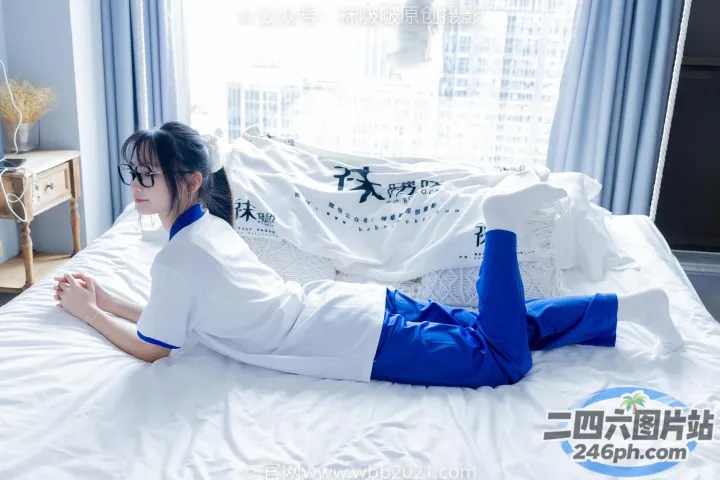 有个女人躺在床上，床上盖着一条白色的毯子