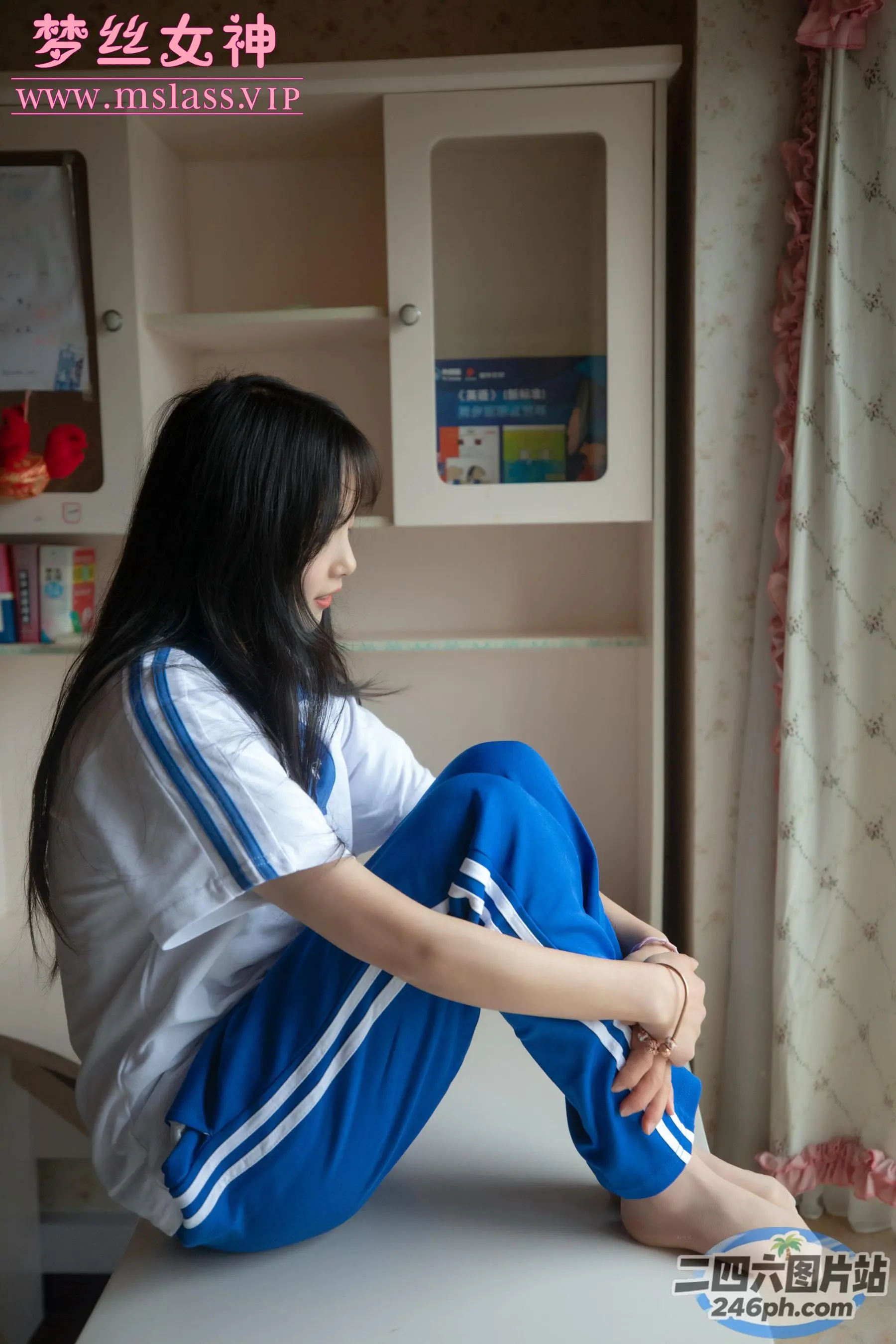 坐在有窗户的房间里的桌子上的 arafed 女人