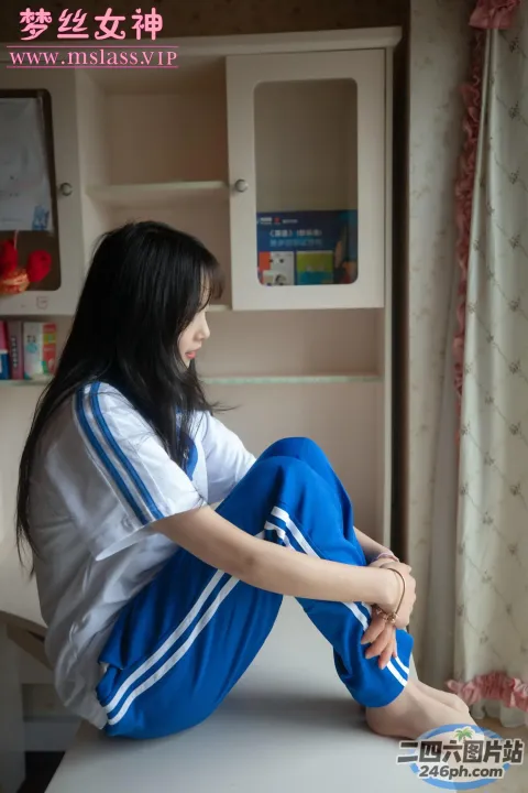 坐在有窗户的房间里的桌子上的 arafed 女人