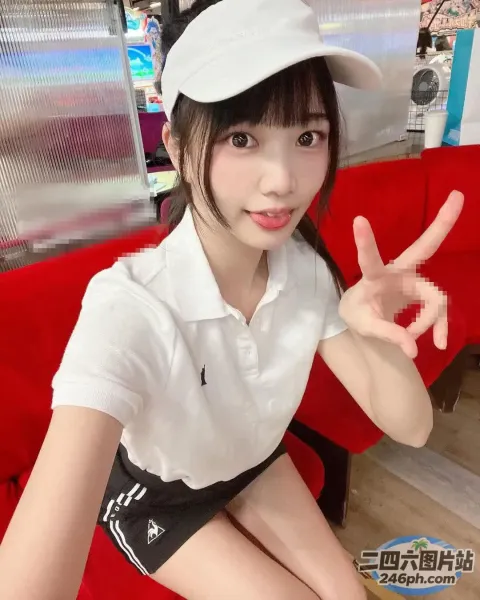 身穿白衬衫和黑色短裤的亚洲女性坐在红色沙发上