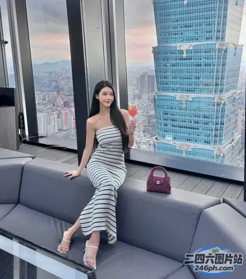 阿拉菲坐在一个享有城市景观的房间里的沙发上