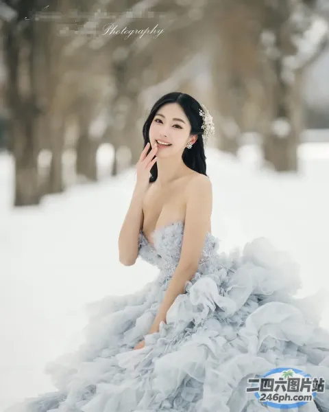 一个穿着灰色连衣裙的女人坐在雪地里