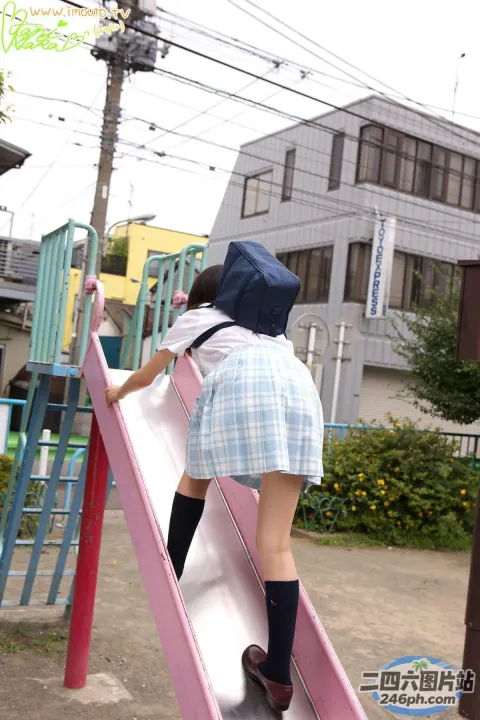 有一个年轻的女孩正在滑梯上玩耍