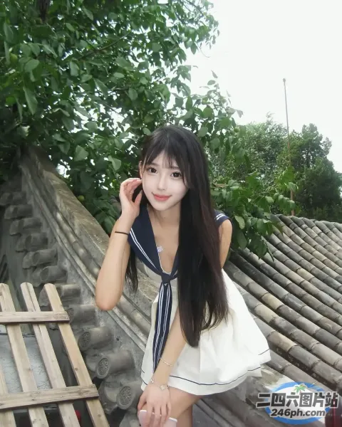 有个女人拿着手机在屋顶上摆姿势