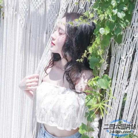 身穿白色上衣和蓝色短裤的 araffe 女子靠在墙上