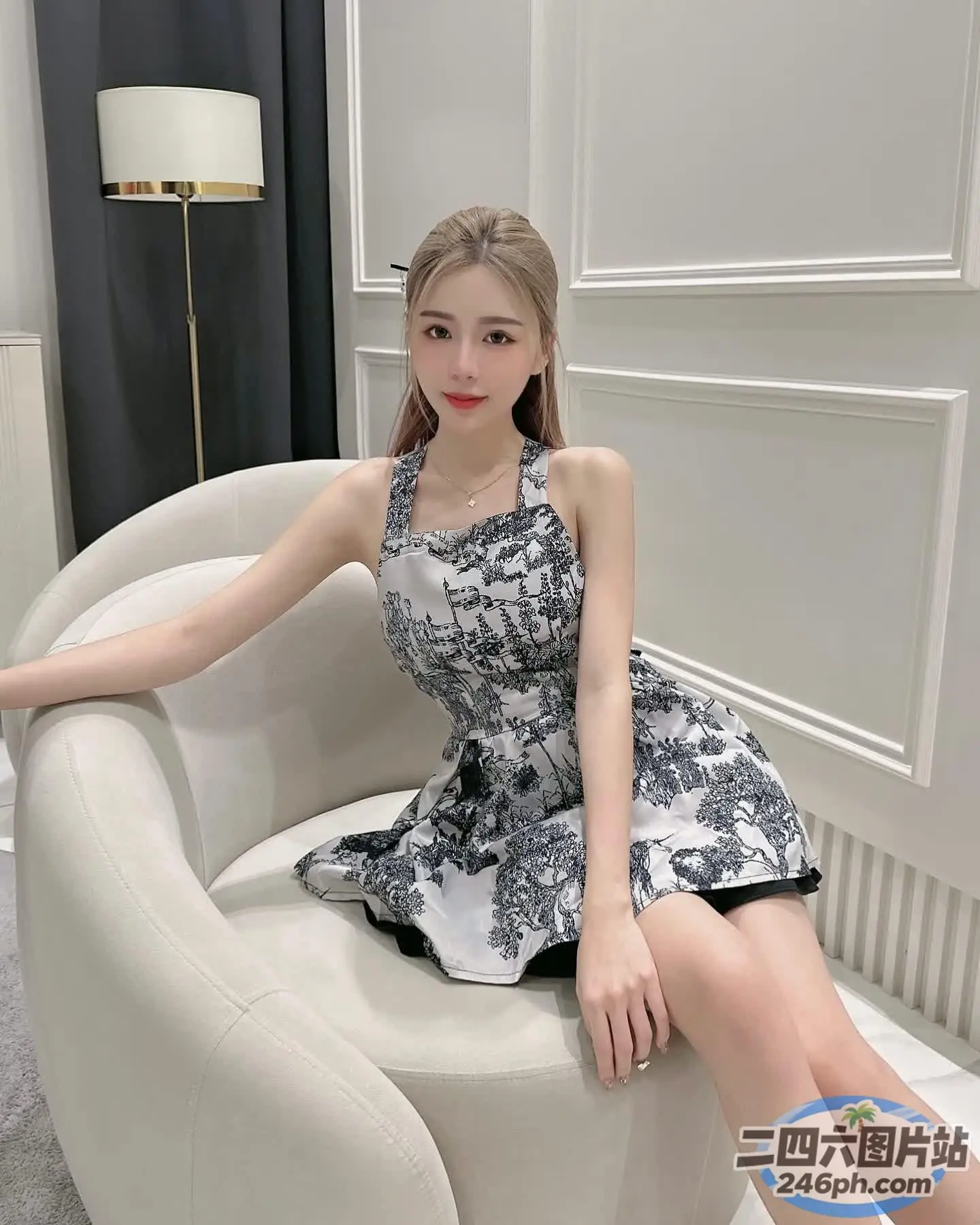 坐在白色房间椅子上的阿拉菲女人