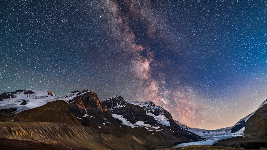 山脉上的星空，有冰川和乳白色