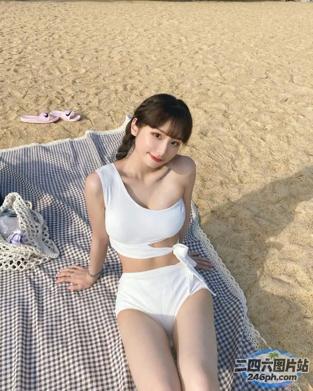 海滩上有一个女人坐在毯子上