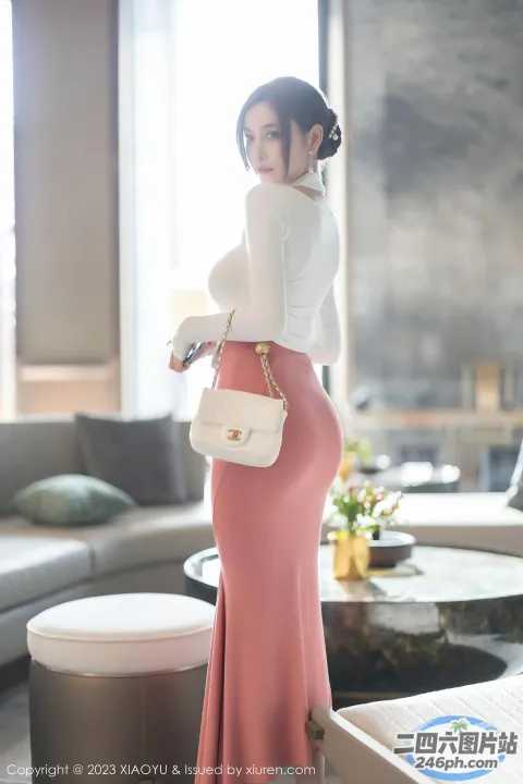 一位身穿长裙的女士正在摆姿势拍照