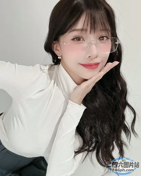 一个戴眼镜、穿着白衬衫的女人的特写