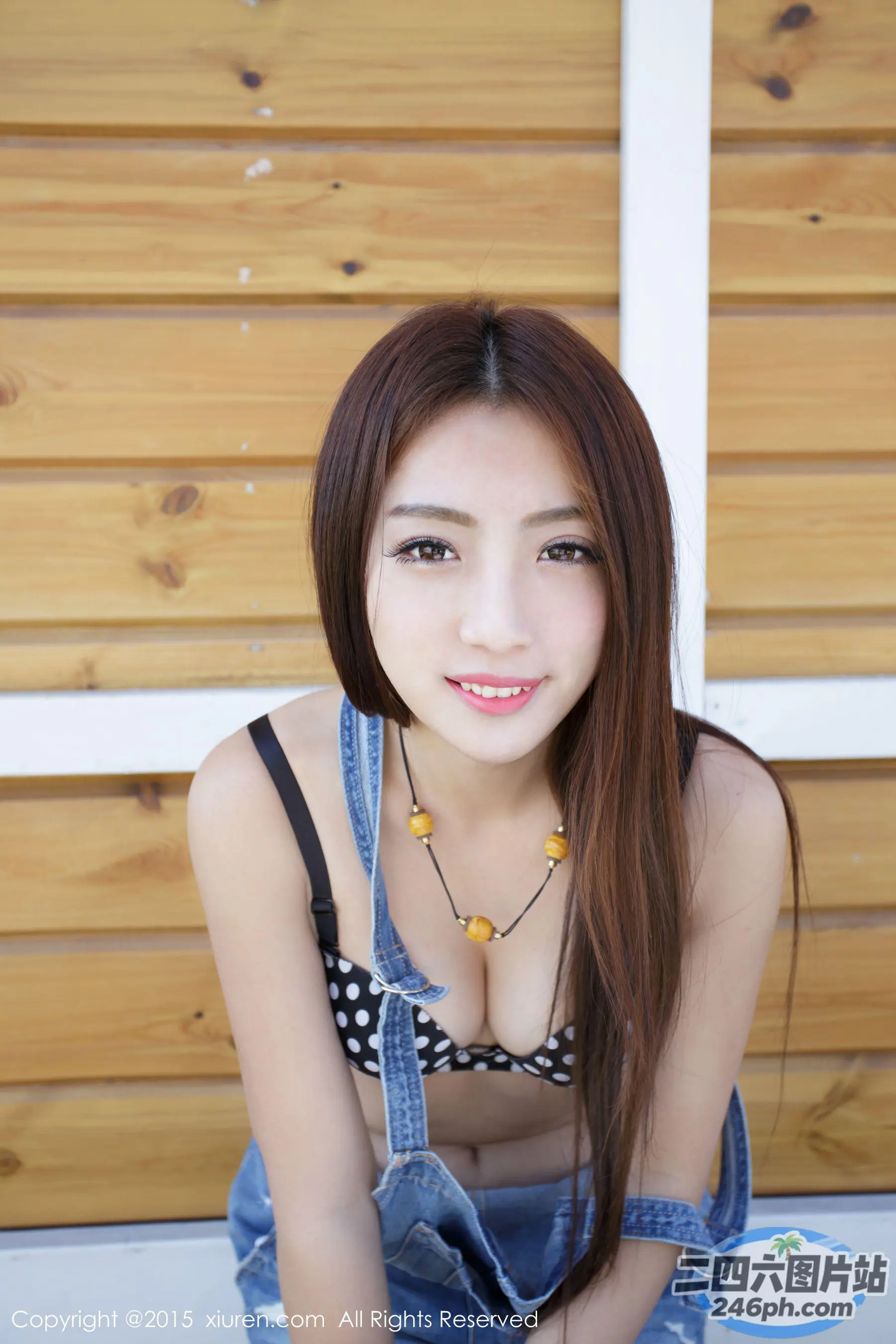 一位身穿牛仔裙的女人摆姿势拍照的特写