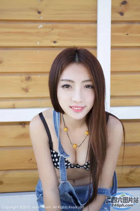 一位身穿牛仔裙的女人摆姿势拍照的特写