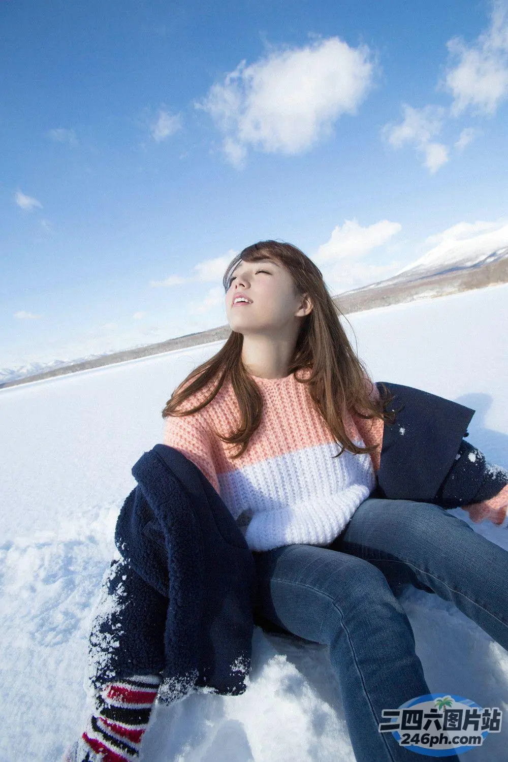 闭着眼睛坐在雪地里的阿拉菲德女人