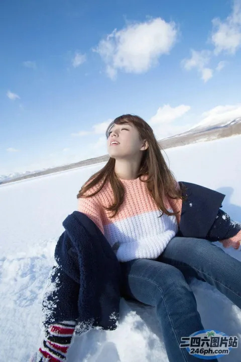 闭着眼睛坐在雪地里的阿拉菲德女人