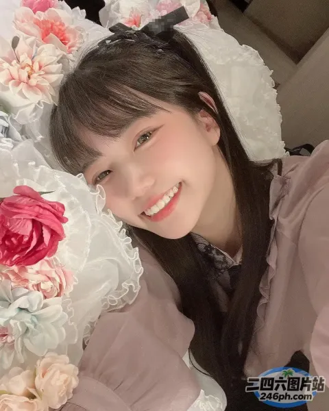 有一位女士正在摆姿势与鲜花合影