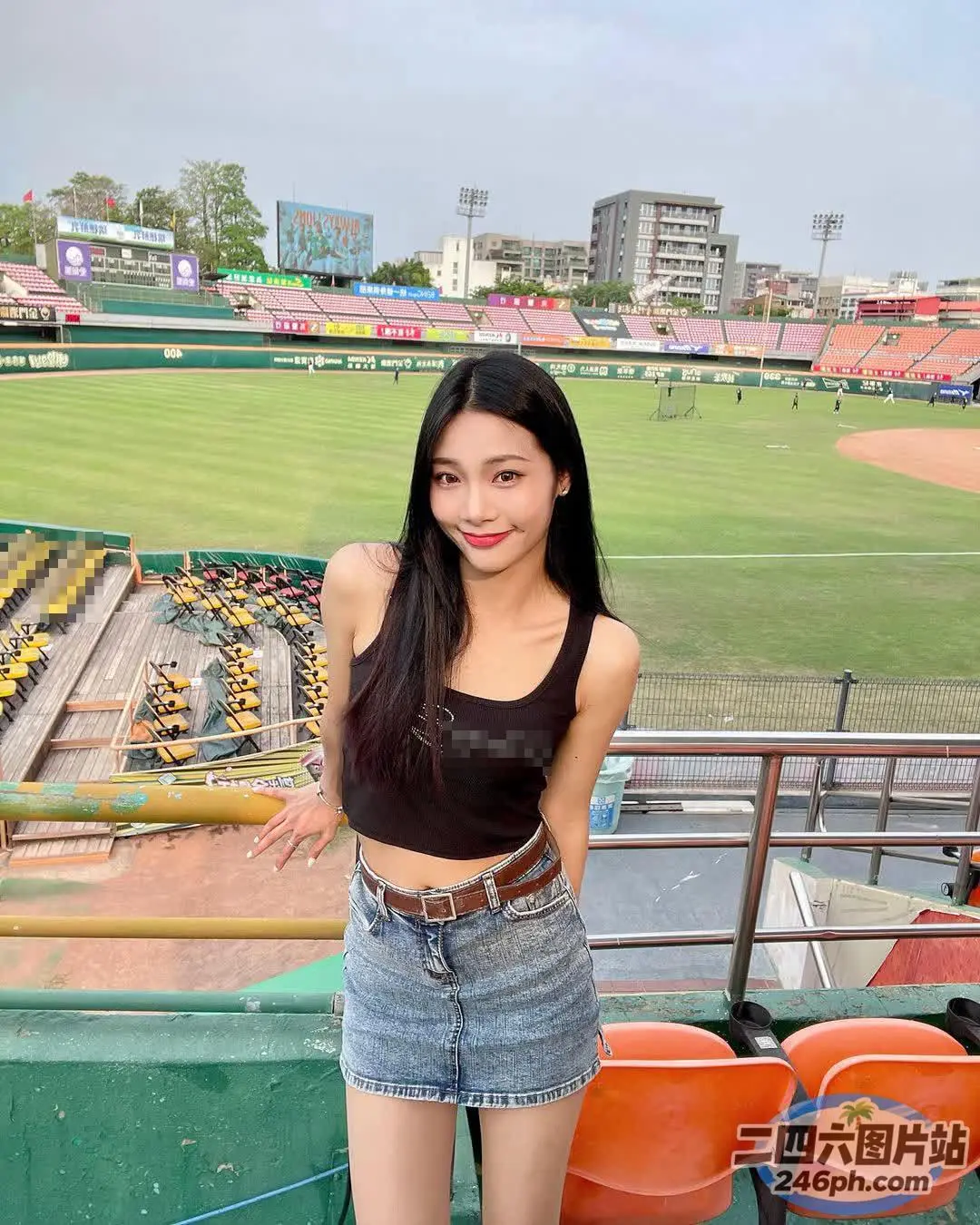 身穿黑色上衣和牛仔短裤的 arafed 女子合影留念
