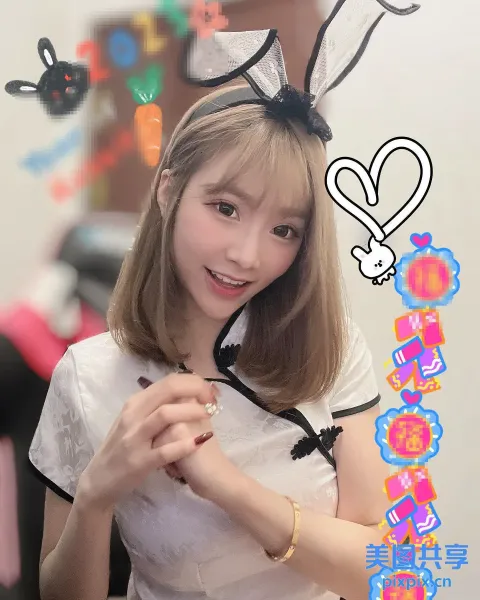 有一个女人戴着兔子耳朵和裙子