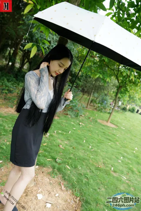公园里拿着伞的黑长发 araffe 女人