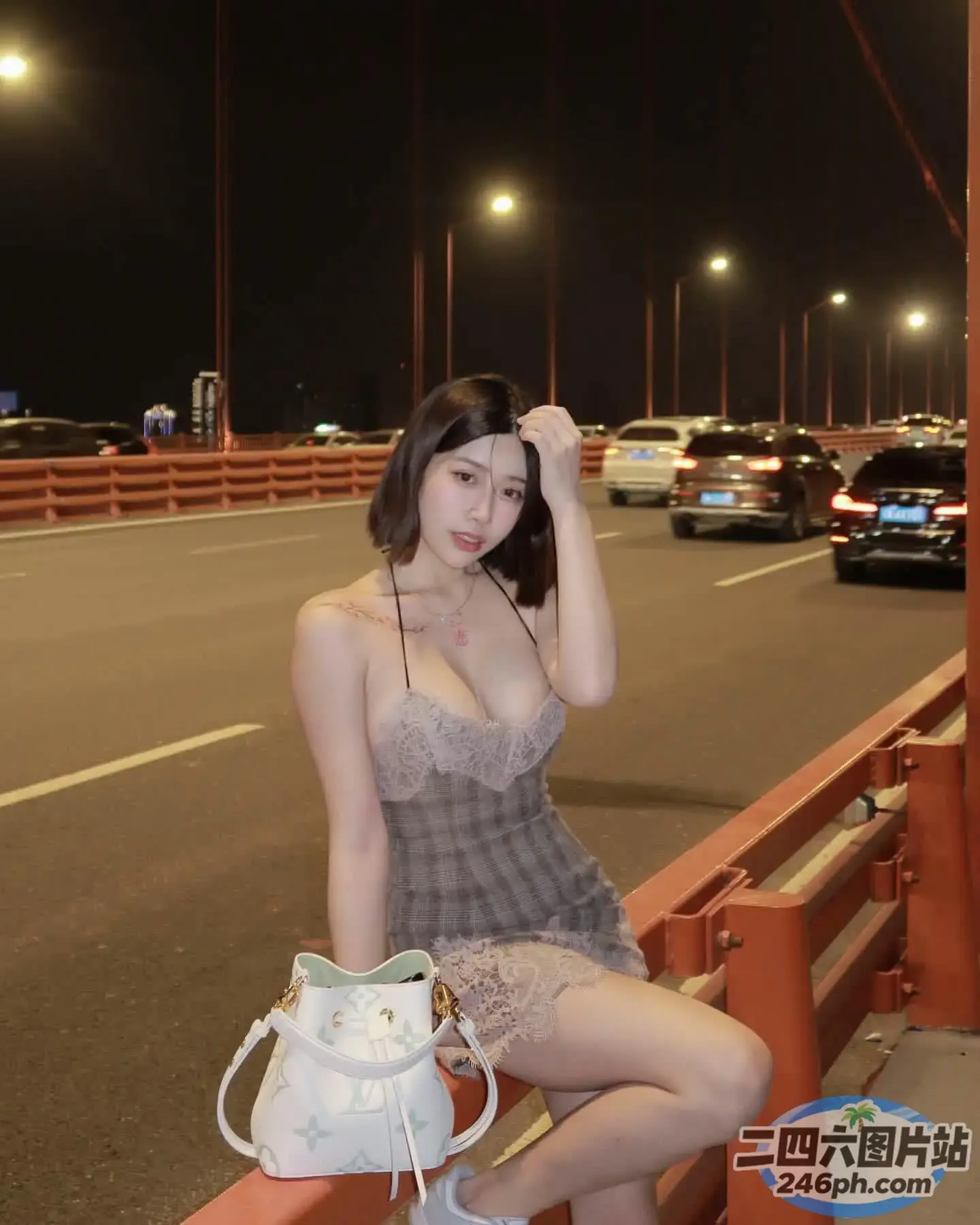 阿拉菲女子晚上坐在停车场的长椅上