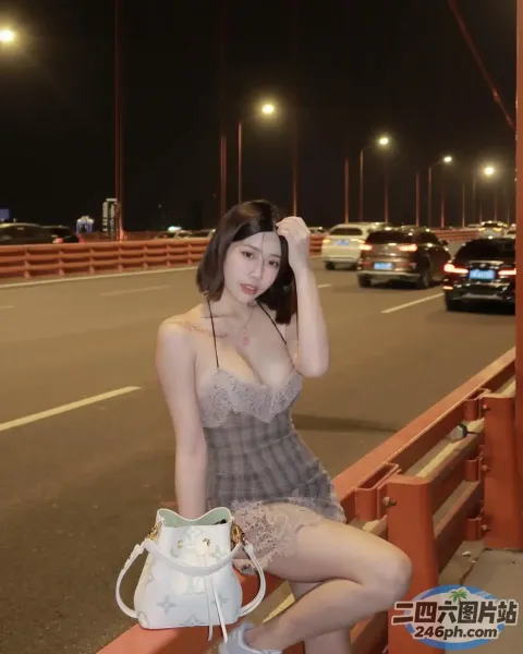阿拉菲女子晚上坐在停车场的长椅上