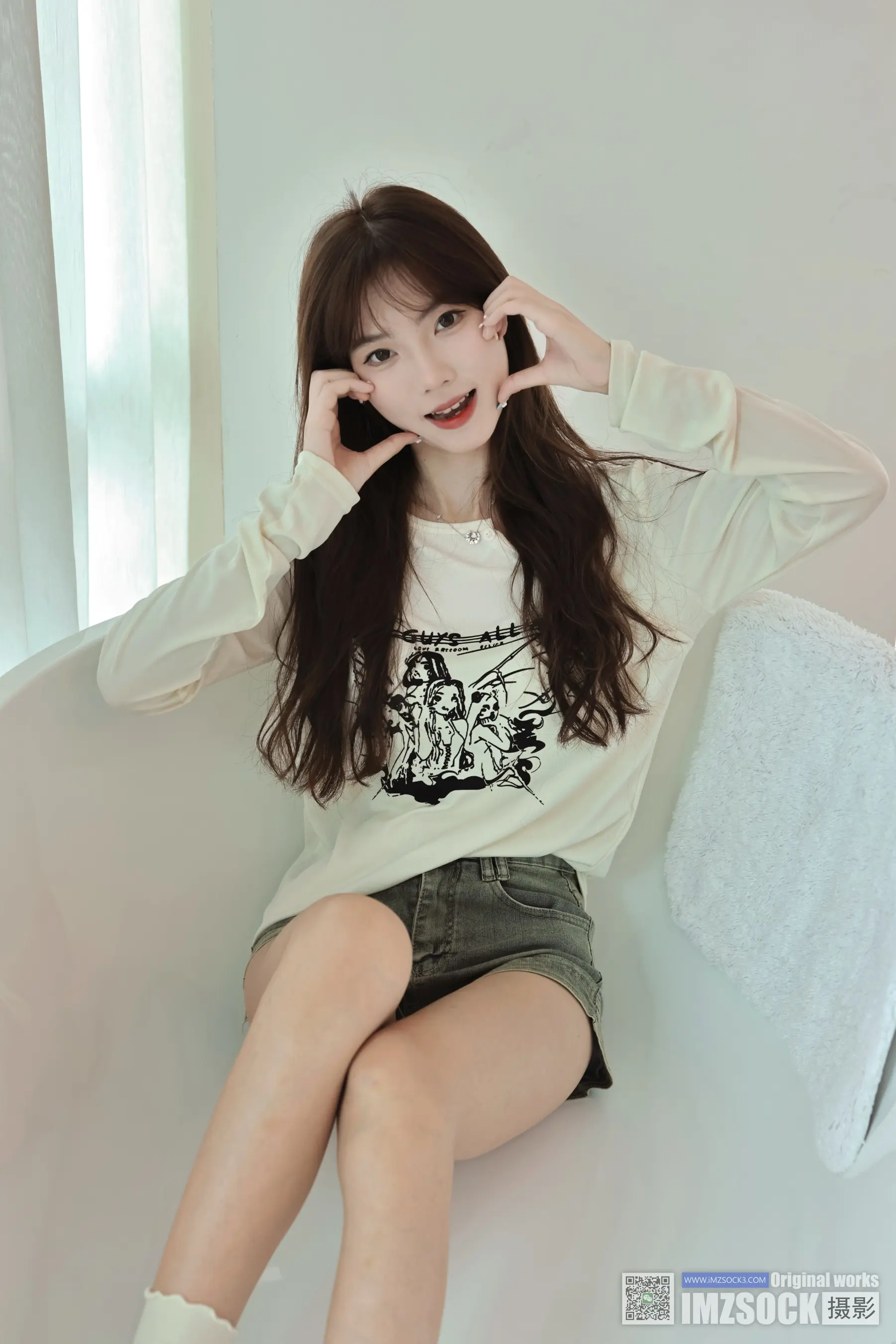 一名女子盘腿坐在沙发上