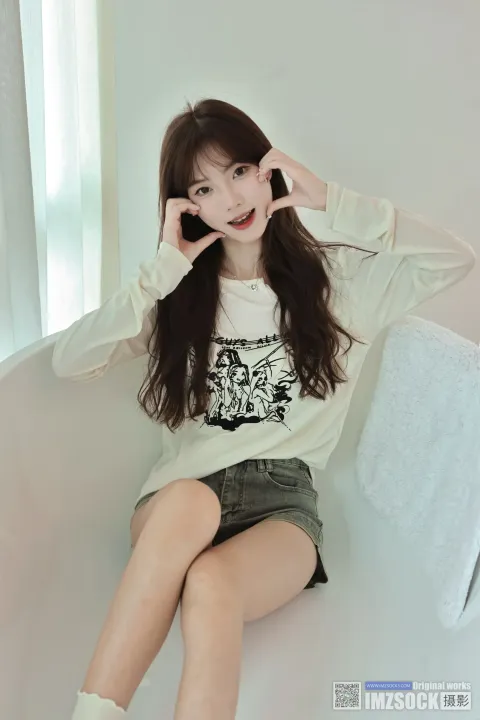 一名女子盘腿坐在沙发上