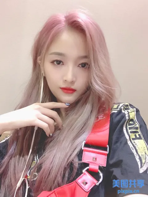 粉红色头发和红色钱包的阿拉夫女孩