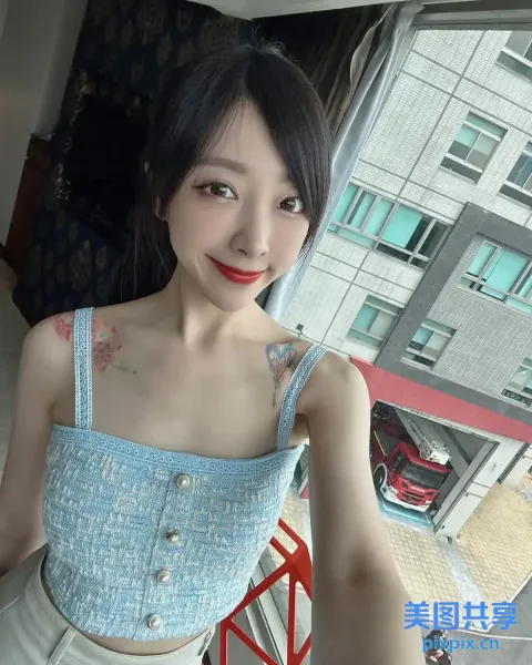 胸前有纹身的女人的特写