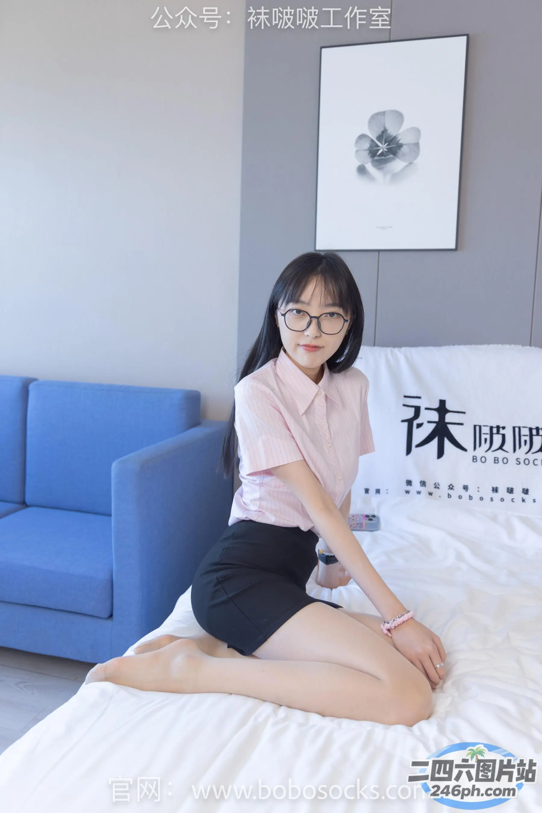 坐在房间床上的阿拉菲德亚洲妇女