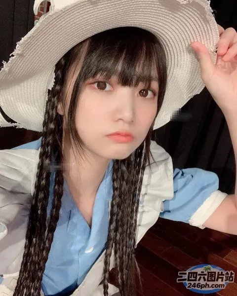 戴帽子、身穿蓝色衬衫的女人的特写