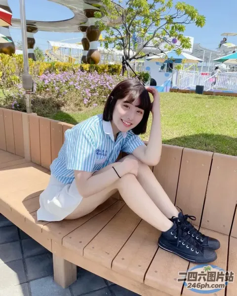 阿拉菲坐在公园的长椅上，手里拿着一本书