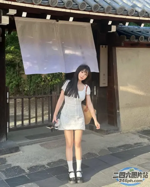 有一个女人撑着伞走在街上