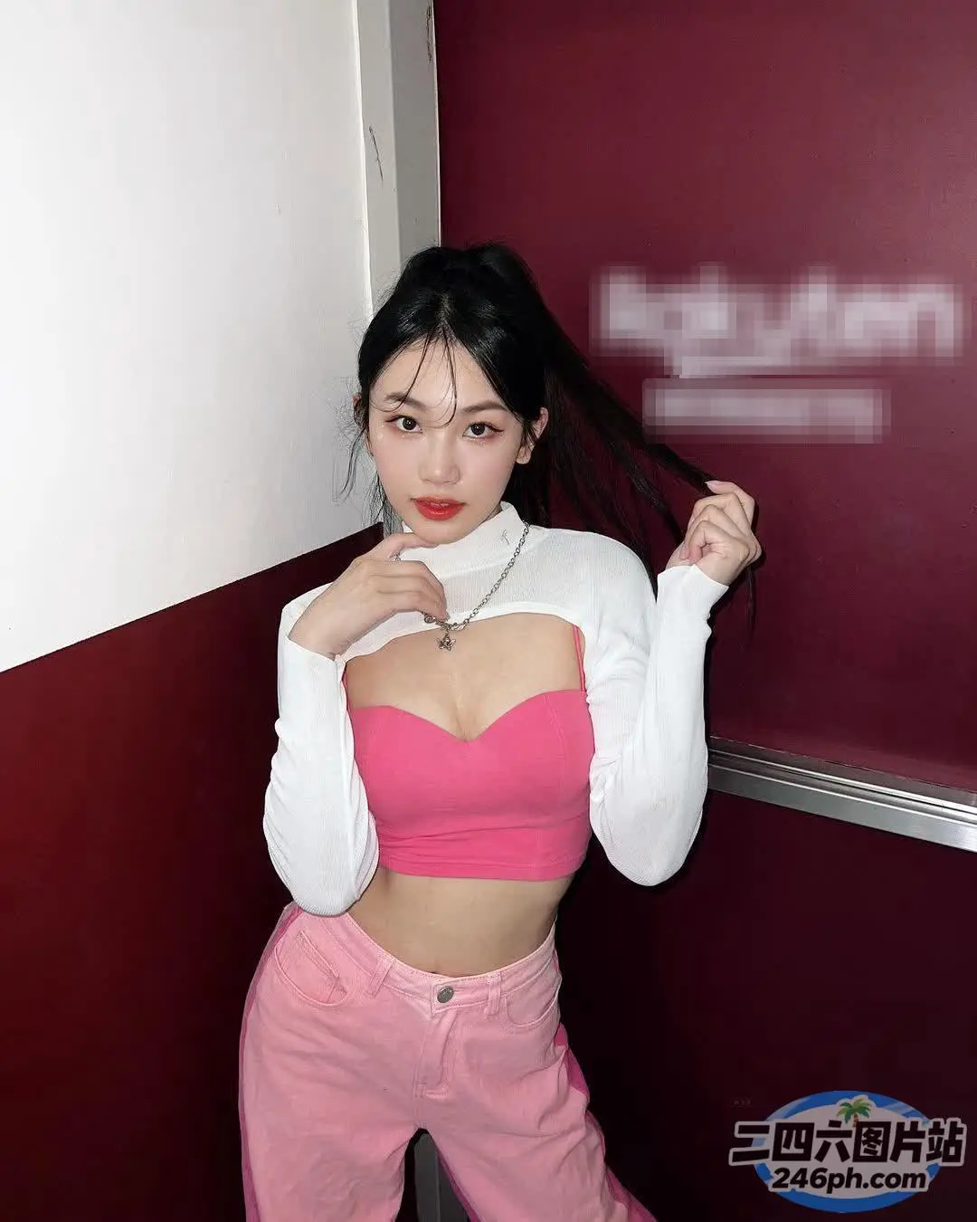 一个穿着粉红色上衣和粉红色裤子的女人的特写