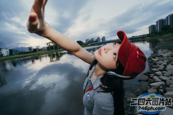 有个女人拿着手机自拍