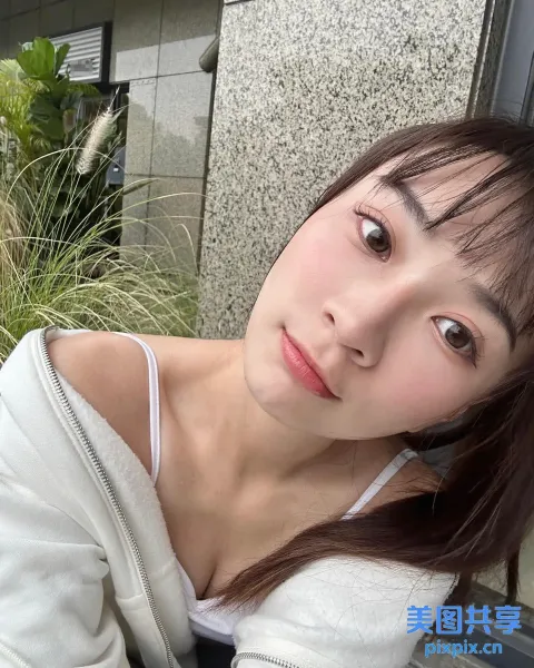 长发白色上衣的亚洲女性