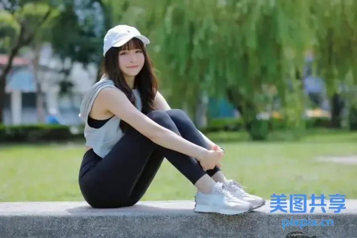 戴着帽子坐在公园长椅上的阿拉夫德女人