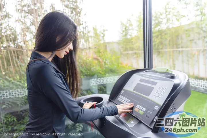 在家庭健身房使用踏面机的女士