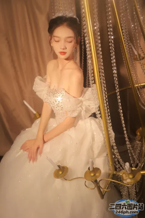 椅子上坐着一位身穿婚纱的女子