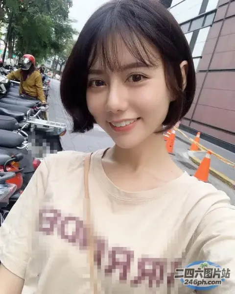 穿着白衬衫和棕色包的 arafed 女人站在一排摩托车前