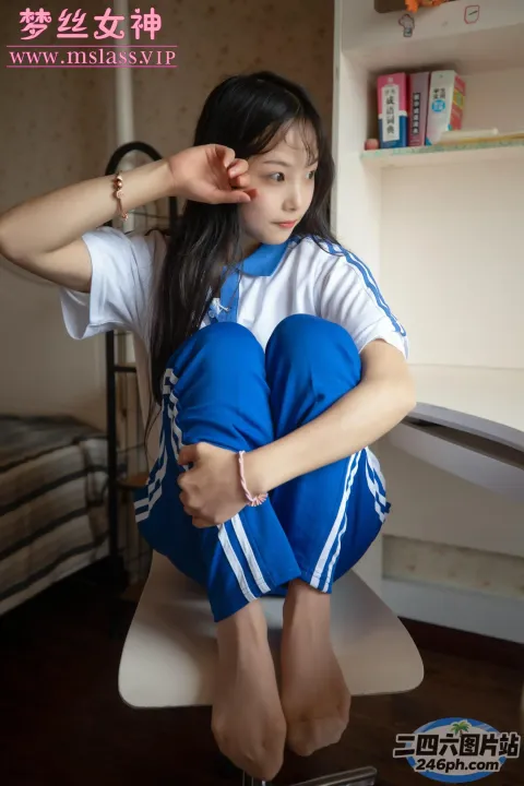 坐在房间椅子上的 arafed 亚洲妇女