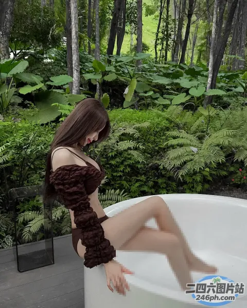 树林里的浴缸里坐着一个女人