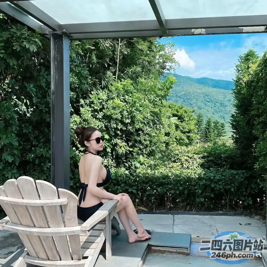 有一位女士坐在椅子上的长凳上