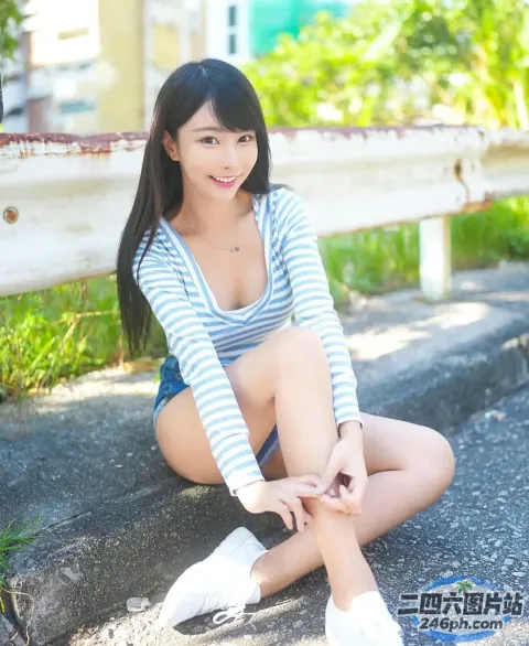 一个女人坐在路边，双腿交叉的特写