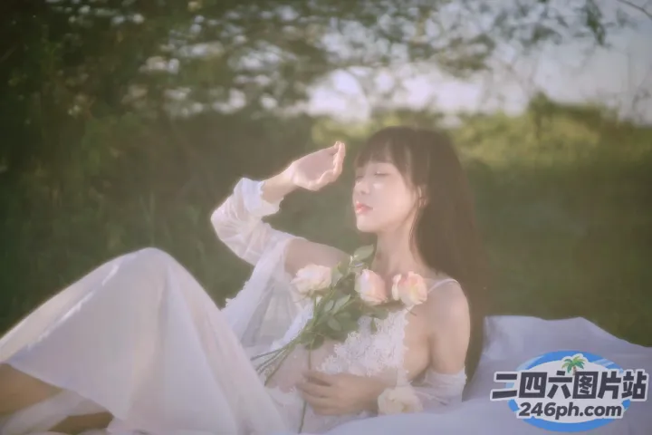 有一个女人坐在床上，手里拿着鲜花