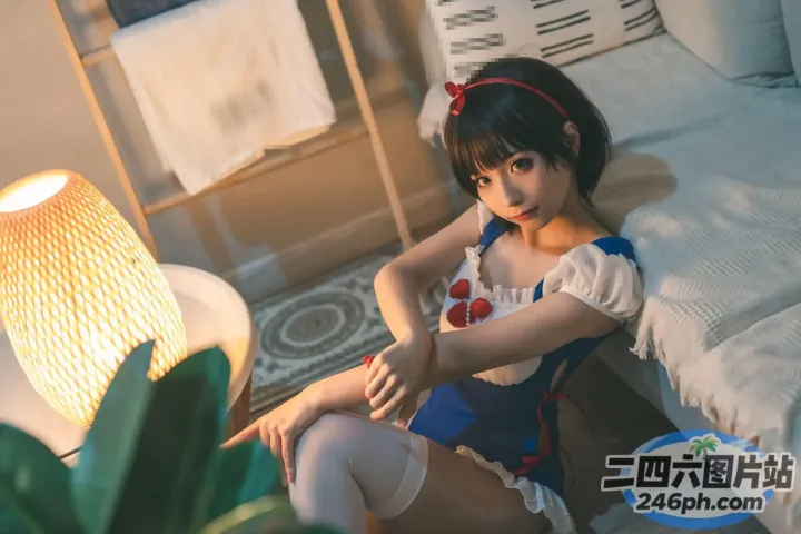 有个女人坐在一盏灯的沙发上
