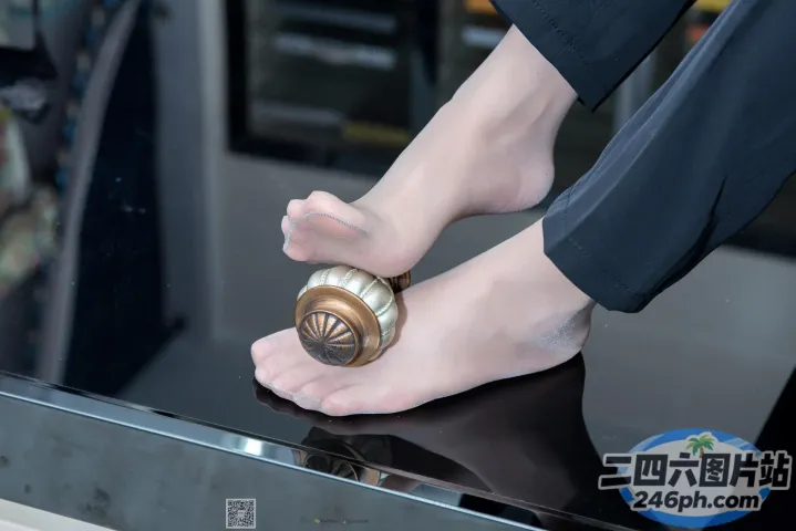 有人在黑色的桌子上拿着一个金色的物体